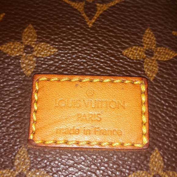 Louis Vuitton Saumur 30 Crossbody - Picture 3 of 7